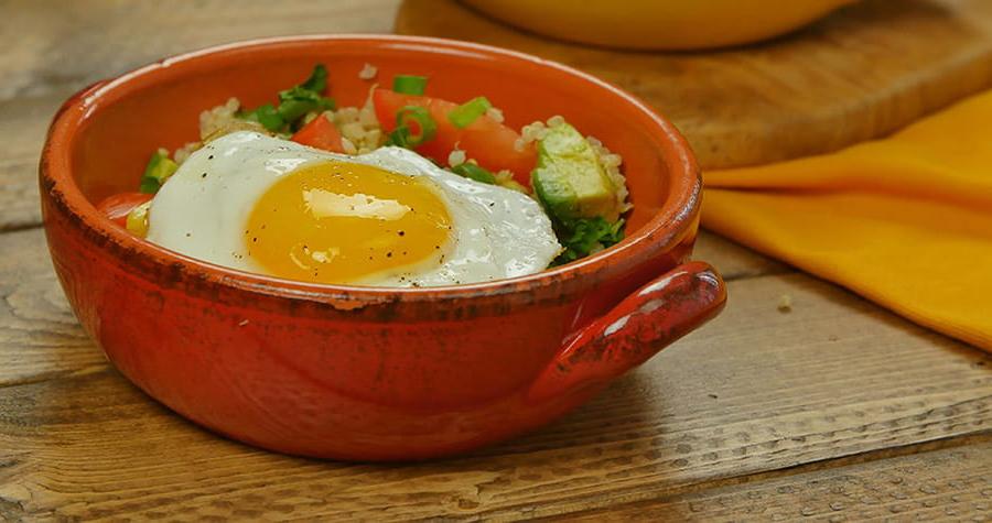 西南藜麦和鸡蛋早餐碗