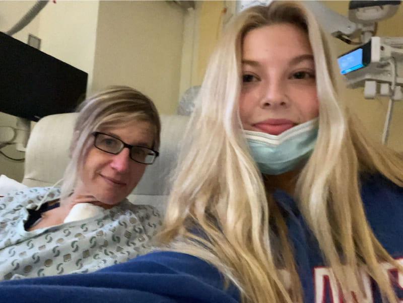 谢莉·马歇尔(右)去年和她的女儿在医院康复, 麦克考恩Kennley说, 在她身边. (图片来源:Shelley Marshall)