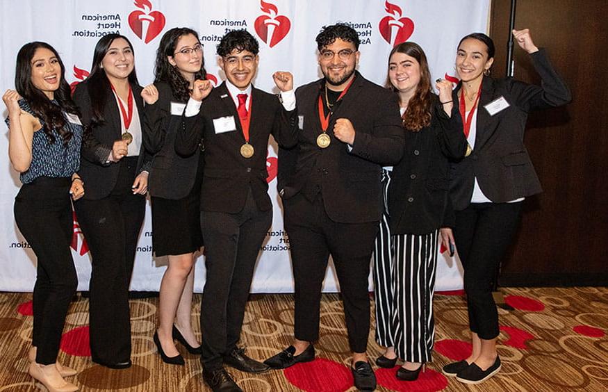 一群美国心脏协会的西班牙裔服务机构学者计划2021年的学者